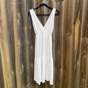 Elegant White Sleeveless Dress